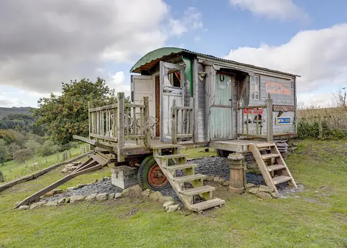 Glamping Wagon - 1 X Double Bed 2 X Single Bed